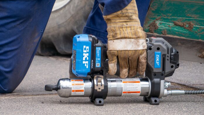 The compact TLGB 21 features durable ergonomics for operator comfort and ease of use TLGB 21 battery-driven grease gun