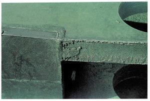 Description: Stratified coating levels along the edge of thick, flame cut plate with significant variations in coating thickness in adjacent areas.Cause: Flame cutting partly oxidises the reactive elements out of the steel surface, leaving zones of high and low reactivity. Remedy: Grind the edges of the plate to remove heat affected surface prior to galvanizing. As long as the measurements of average coating thickness along the affected edge complies with International standards, no remedial action should be required.